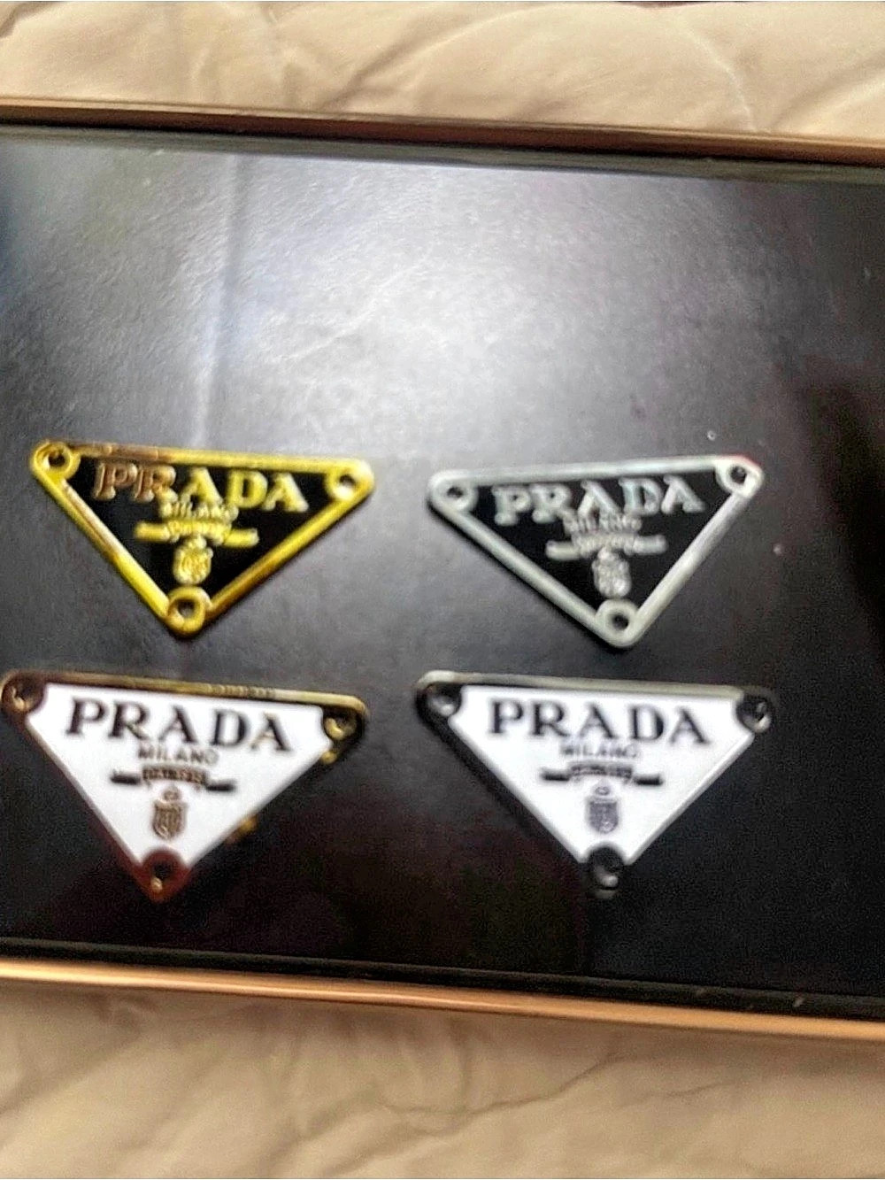 3x metal charm in Black and gold
